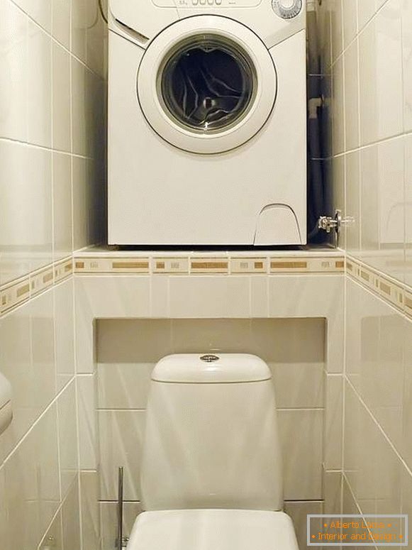 Waschmaschine über der Toilette - wie man ein Interieur macht