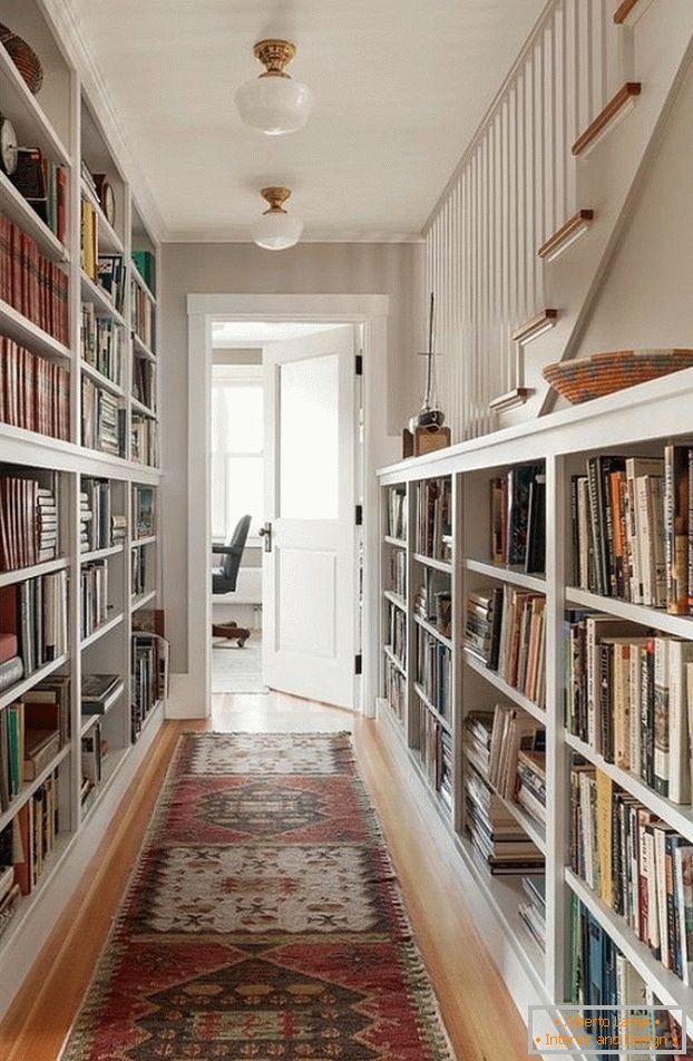 Korridor mit Bücherregalen
