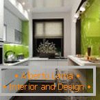 Grüner und weißer Kücheninnenraum