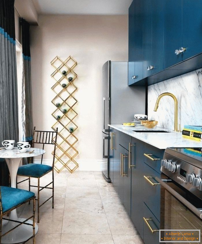 Eine schmale blaue Küche