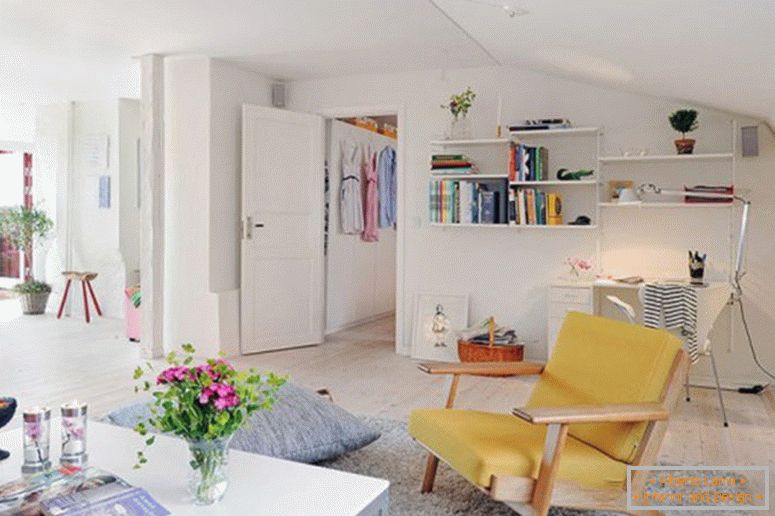 grandios-Interieur-Design-kleine-Wohnungen-in-modern-Schema-mit-Weiß-Nuance-Smart-Dekorationen-und-Bücherregale-auf-weiß-Wände-Raum-auch-Blume-auf-Vase-und-Kaffee- Tabelle