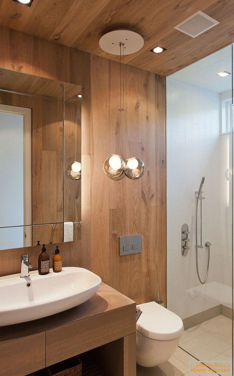 Die Kombination von Holz und Fliesen im Badezimmer Interieur