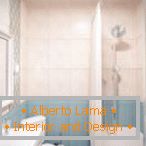 Badezimmerdesign mit Fliesen von zwei Farben