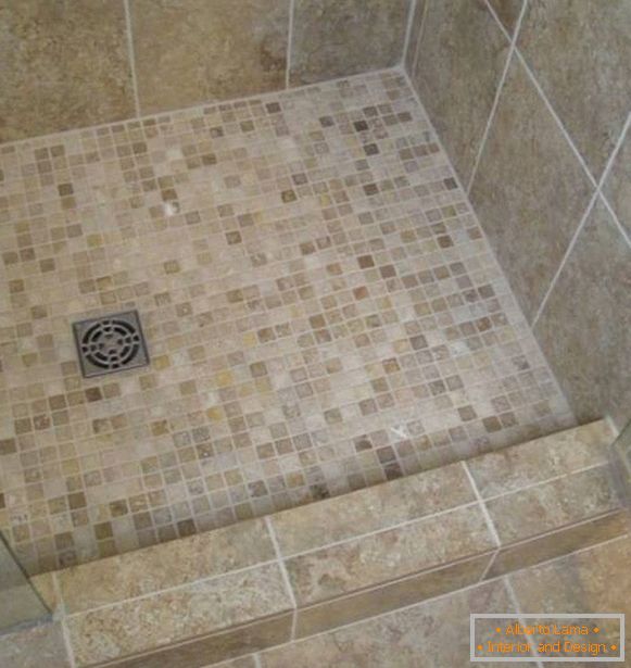 Dusche с мозаикой на полу