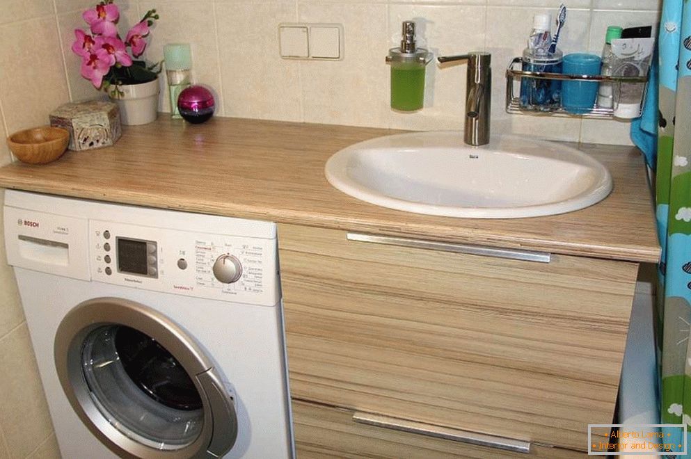 Badezimmeranordnung mit Waschmaschine