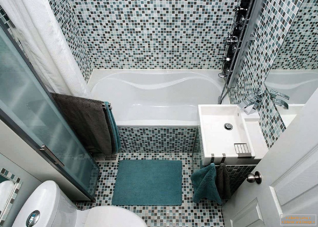 Badezimmer in einem mit Mosaiken geschmückten Plattenhaus