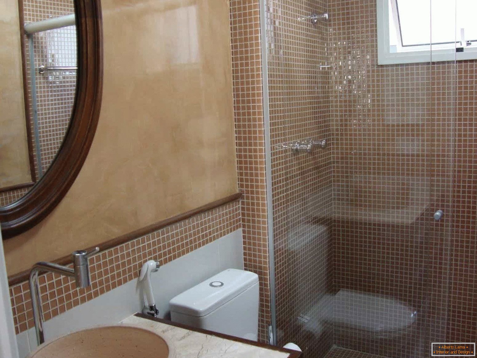 Mosaik ist beliebt in der Fertigstellung des Badezimmers in einem Panel-Haus