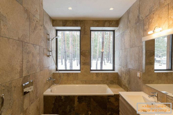 Eine ungewöhnliche Lösung für das Design des Badezimmers im minimalistischen Stil ist die Verwendung zur Veredelung von Keramikfliesen, die die Textur von Naturstein imitieren.