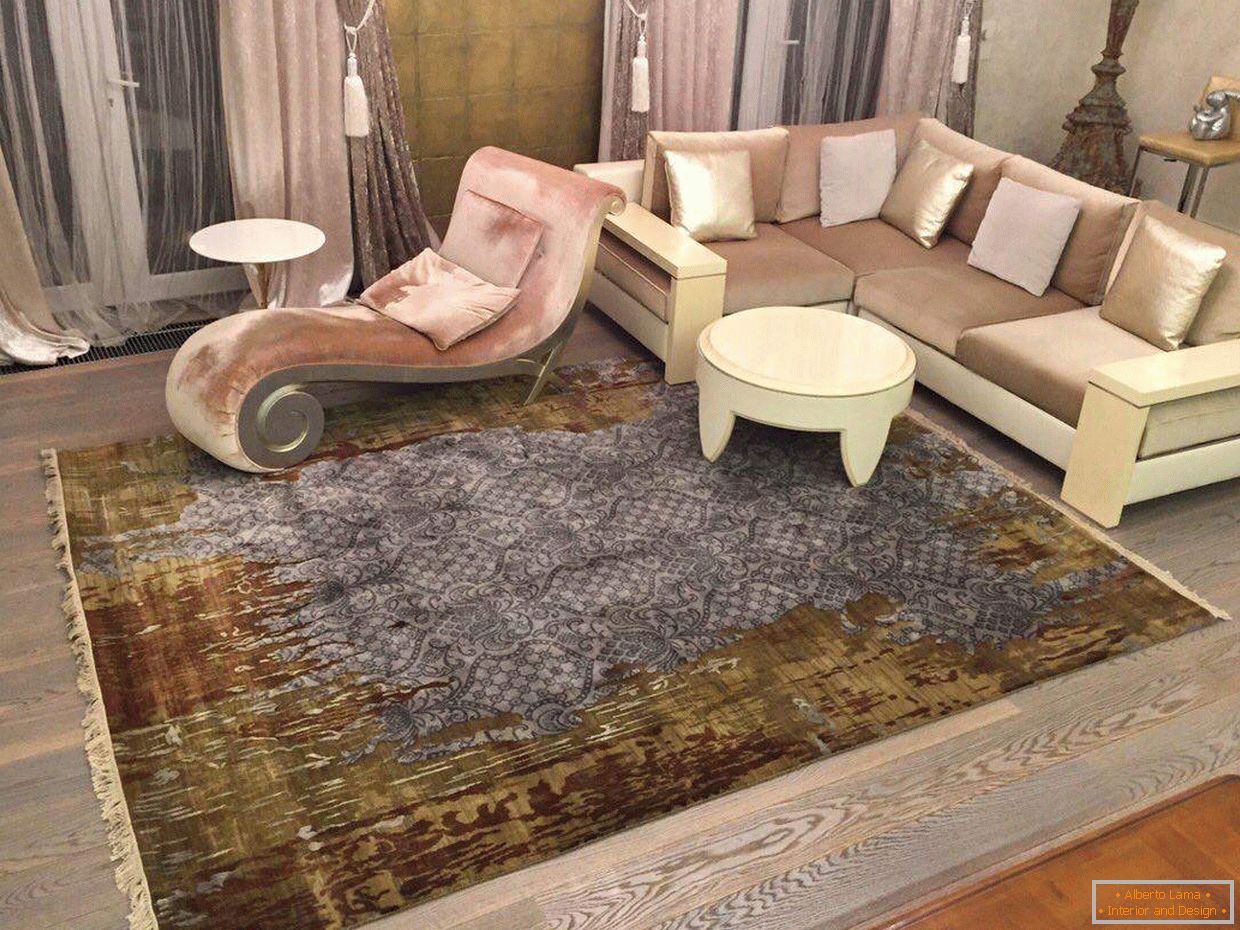 Der Teppich der Artefakt-Design-Kollektion im Wohnzimmer