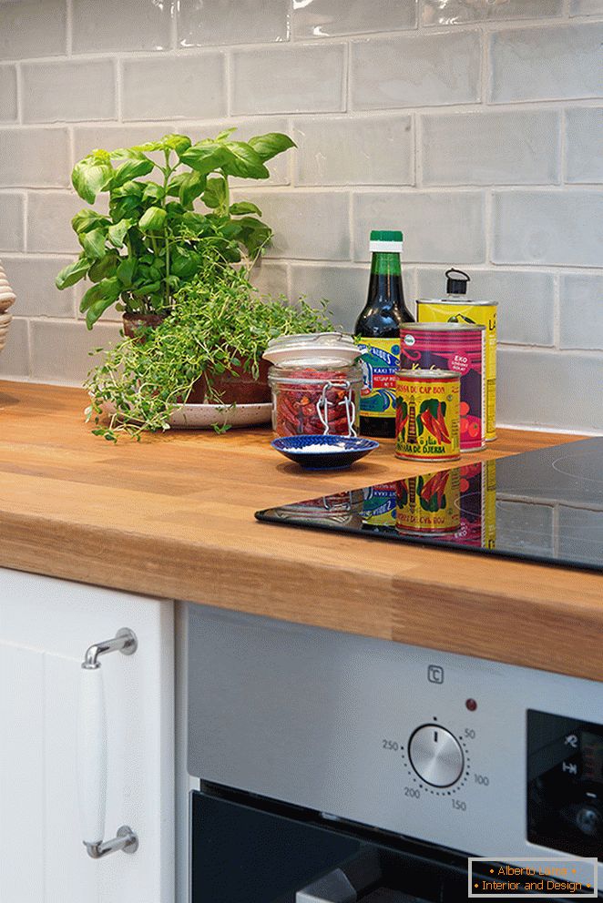 Arbeitsplatz in der Küche mit einer Tischplatte aus Naturholz