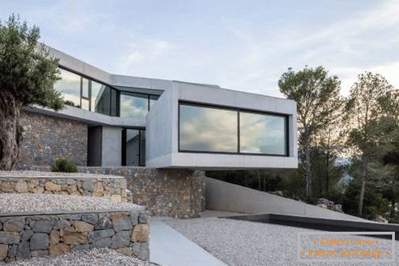 Ein Haus im Stil von High-Tech und Beton und Stein bauen