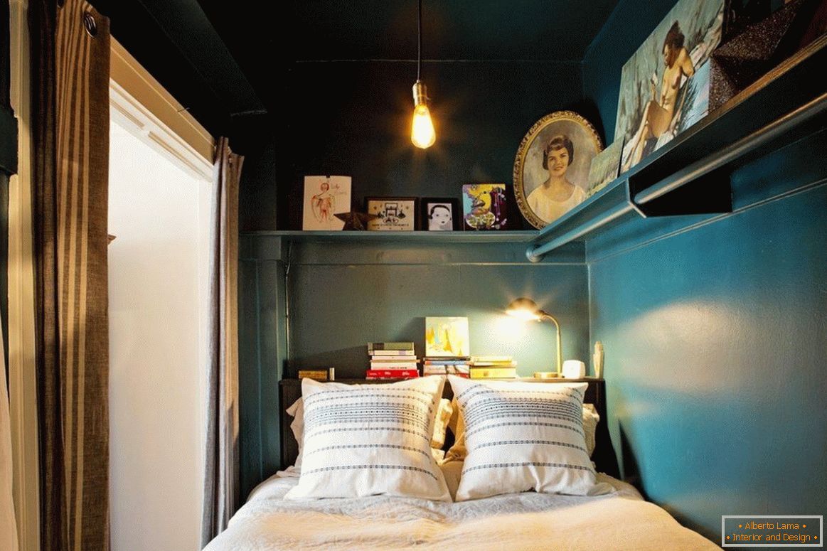 Kleines Schlafzimmer in dunkler Farbe