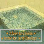 Blaues Mosaik im Design der Dusche