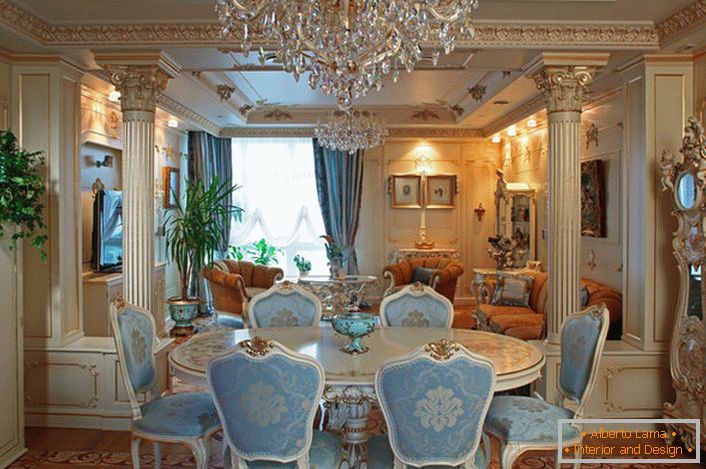 Der luxuriöse Speisesaal ist im Barockstil eingerichtet.