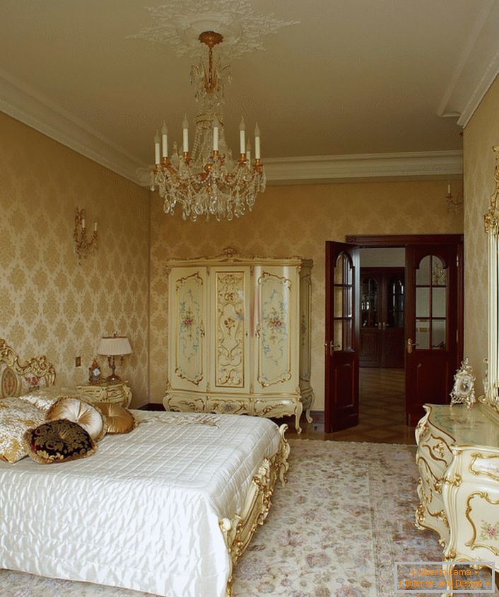 Kronleuchter für Schlafzimmer im barocken Stil.