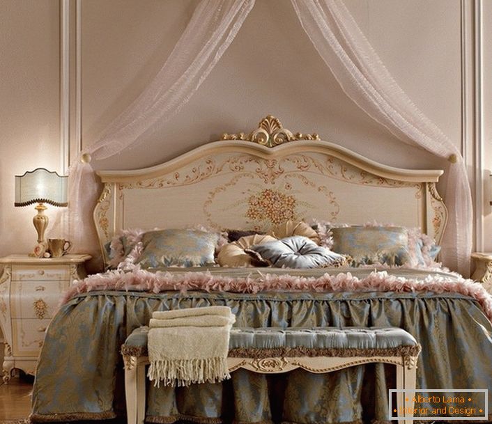 Ein heller Baldachin über dem Bett macht die Atmosphäre im Raum gemütlich und romantisch.