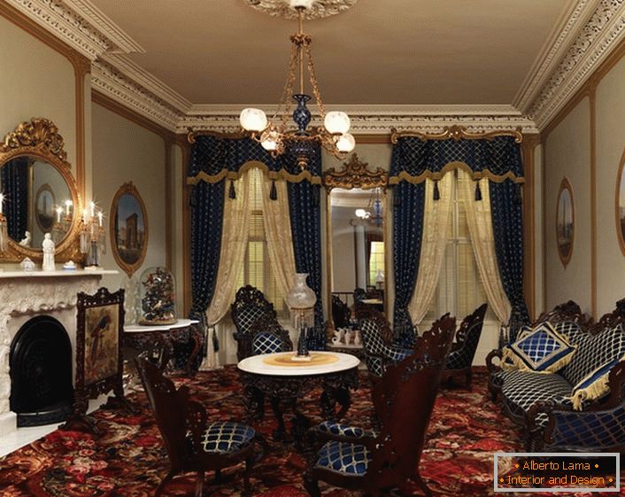 Polstermöbel und Vorhänge werden aus einem Stoff in einem dunkelblauen Käfig hergestellt. In den besten Traditionen des Barockstils sind die Innenelemente mit Goldelementen verziert.
