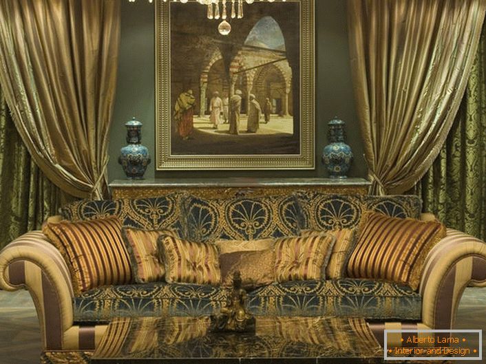 Ein stilvolles massives Sofa mit weicher Polsterung ist mit Kissen in verschiedenen Größen im Stil des Barocks dekoriert.