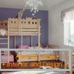 Kinderzimmer mit einem hölzernen Doppelstockbett