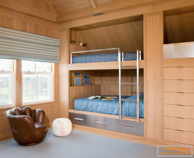Etagenbett im Schlafzimmer mit Holzverkleidung