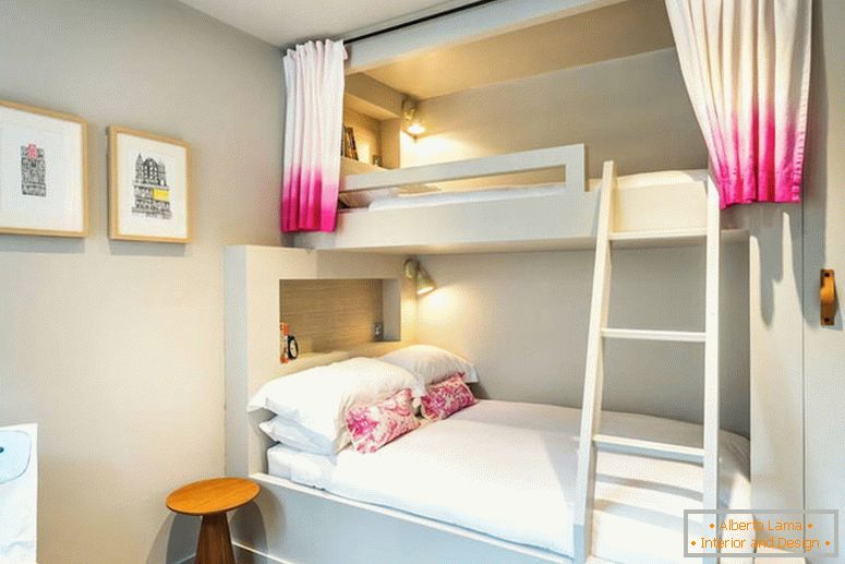 Etagenbett im weißen und rosa Schlafzimmer