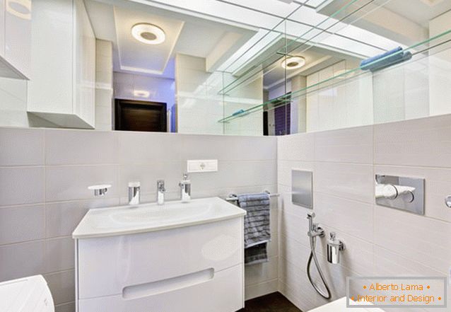 Badezimmer eines kleinen Studioappartements in der Ukraine
