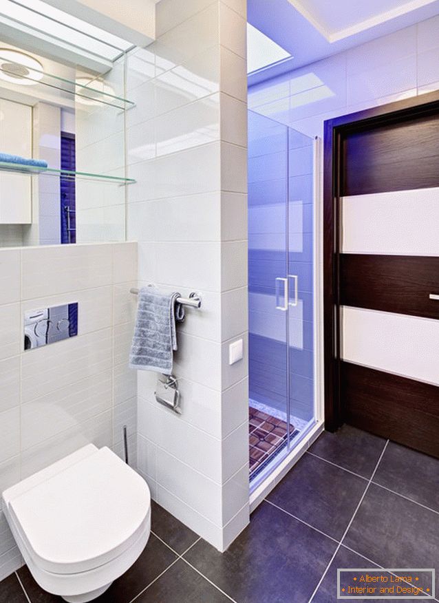 Badezimmer eines kleinen Studioappartements in der Ukraine