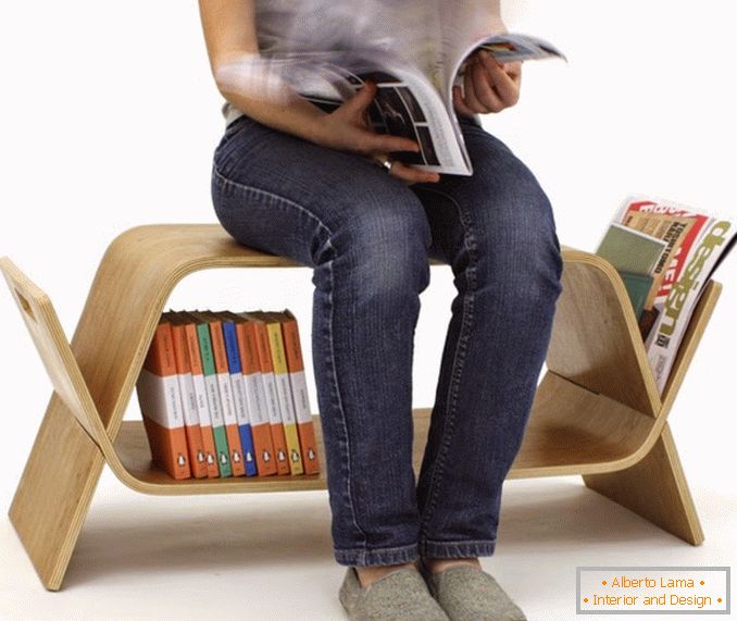Nische für Bücher in einem Stuhl