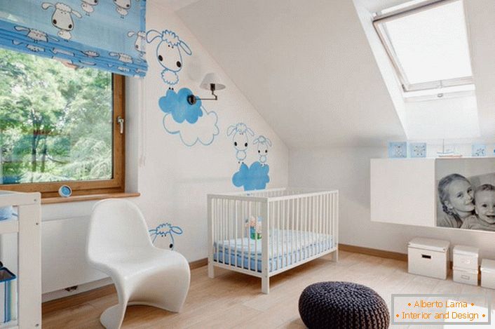 Die Gestaltung des Innenraums des Kinderzimmers im skandinavischen Stil ist durch das kreative Design der Wände interessant. Zeichnungsaufkleber - eine passende Option für Kinderdekor.