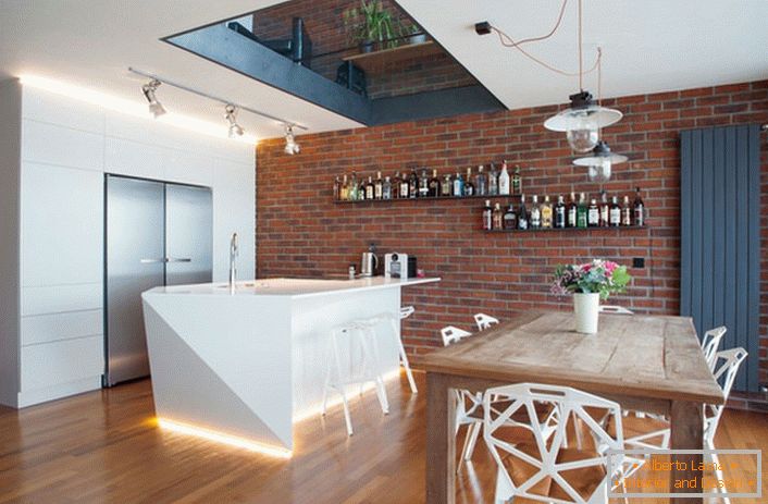 Die Küche ist in einem modernen Loft-Stil eingerichtet. Interessante Möbel machen den Innenraum hell, exzentrisch und einprägsam.