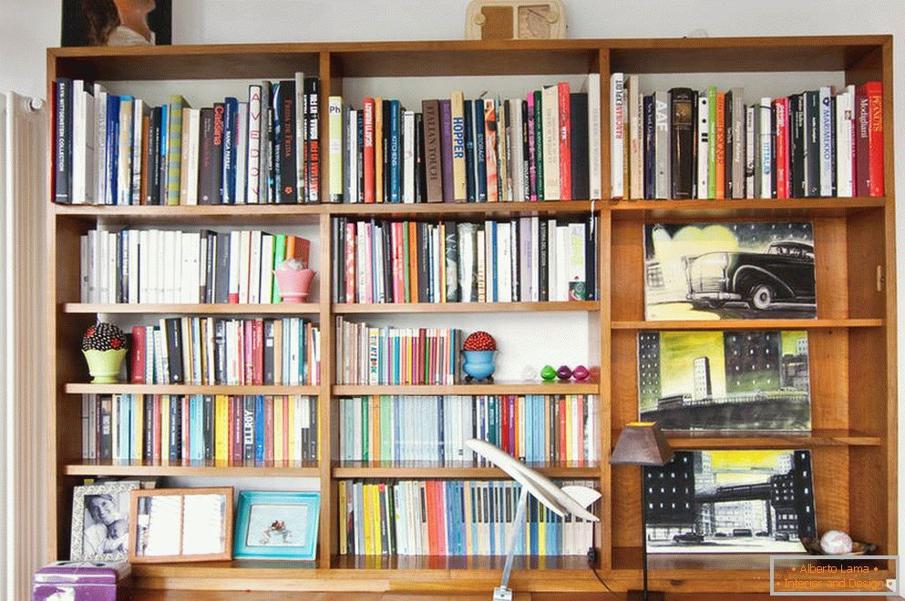 Ein Regal mit einer großen Anzahl von Büchern und kleinen Gegenständen