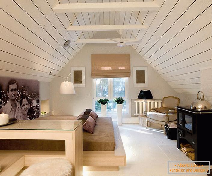Das Dachgeschoss ist im minimalistischen Stil mit Chalet-Noten dekoriert. Der Geist des Dorfstils macht das Schlafzimmer besonders und unvergesslich.