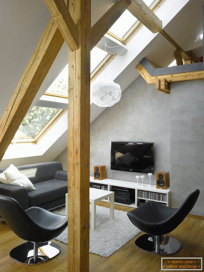 Ein kleines Wohnzimmer in einer Mansarde im Chalet-Stil ist ein großartiger Ort für einen ruhigen Urlaub.