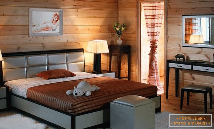 Die Wände des Raumes vom Holzrahmen werden harmonisch mit den Schlafzimmermöbeln der Farbe des cenogee kombiniert.