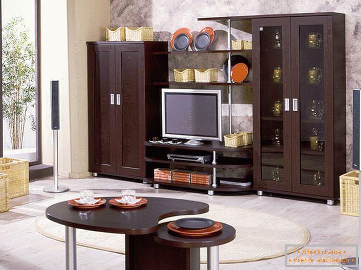 Wenge Möbel in Kombination mit korrekt ausgewählten dekorativen Details. Weidenkörbe und ein ovaler Teppich machen den Raum gemütlich und warm.