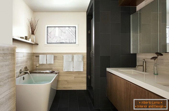 Der Stil des Art Nouveau ist in der Verwendung von natürlichen Materialien für die Dekoration inhärent. Paneele aus hellem Holz machen die Atmosphäre im Badezimmer edel und raffiniert.