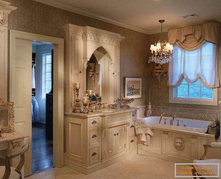 Elegantes Design mit Prunknoten ist im Badezimmer im Art Nouveau-Stil Realität.