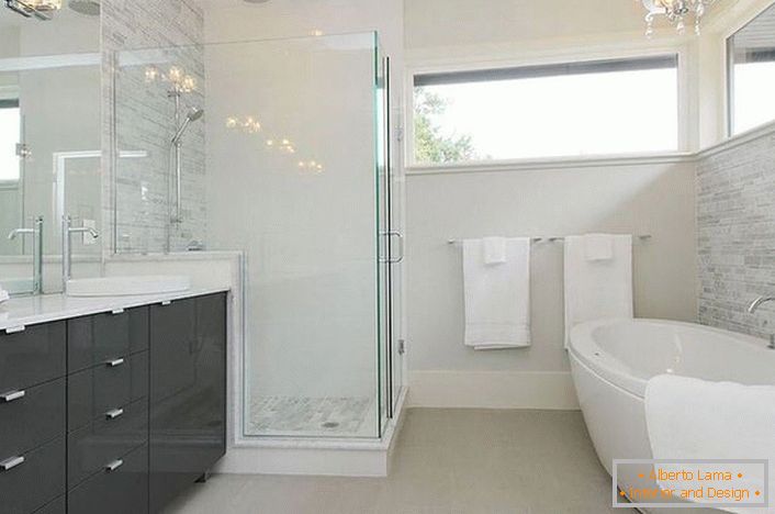 Ein geräumiges modernistisches Badezimmer mit der richtigen Beleuchtung wird vom berühmten Designer von Frankreich verziert. 