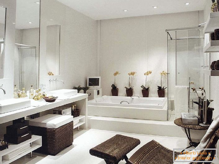 Luxuriöses Badezimmer im Jugendstil. Trotz der ausreichenden Quadratur sind die Möbel für das Badezimmer geräumig und funktional gewählt. 