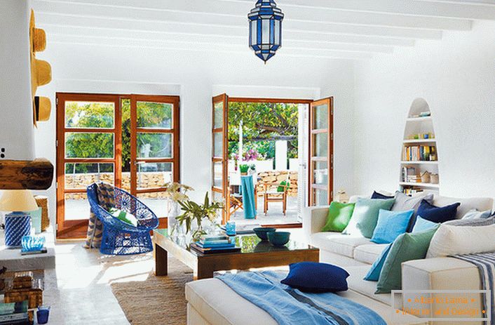 Der leichte mediterrane Stil besticht durch seine Einfachheit und Prägnanz. Unkomplizierte Möbel, thematische Dekorationselemente, hell dekorierte Wände - was Sie brauchen, um mediterrane Stimmung zu schaffen.