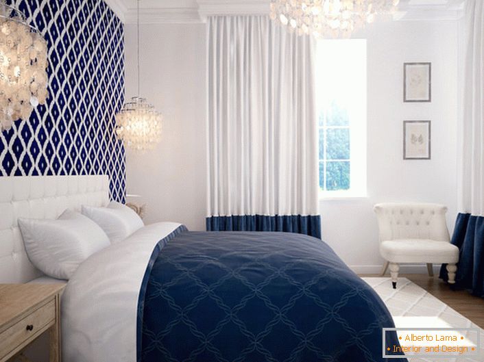 Das Schlafzimmer im mediterranen Stil zeichnet sich durch ein zurückhaltendes Design aus. Die vorteilhafte Kombination von weißen und blauen Farben wirft Seemotive und setzt zur Ruhe.