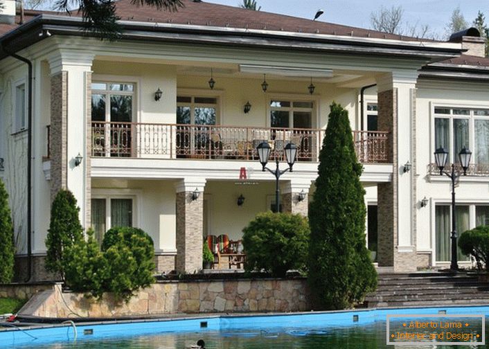 Der Hof des Hauses im mediterranen Stil ist mit einem künstlichen Teich geschmückt. Perfektes Design von Vorstadtgebieten. 