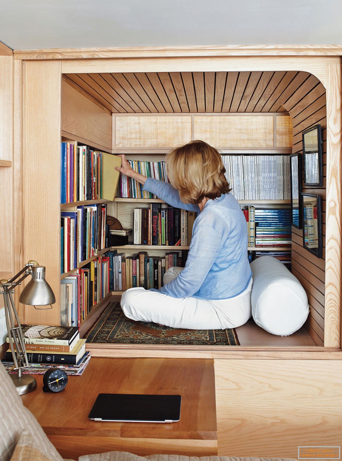 Bibliothek in einer kleinen zweistöckigen Wohnung