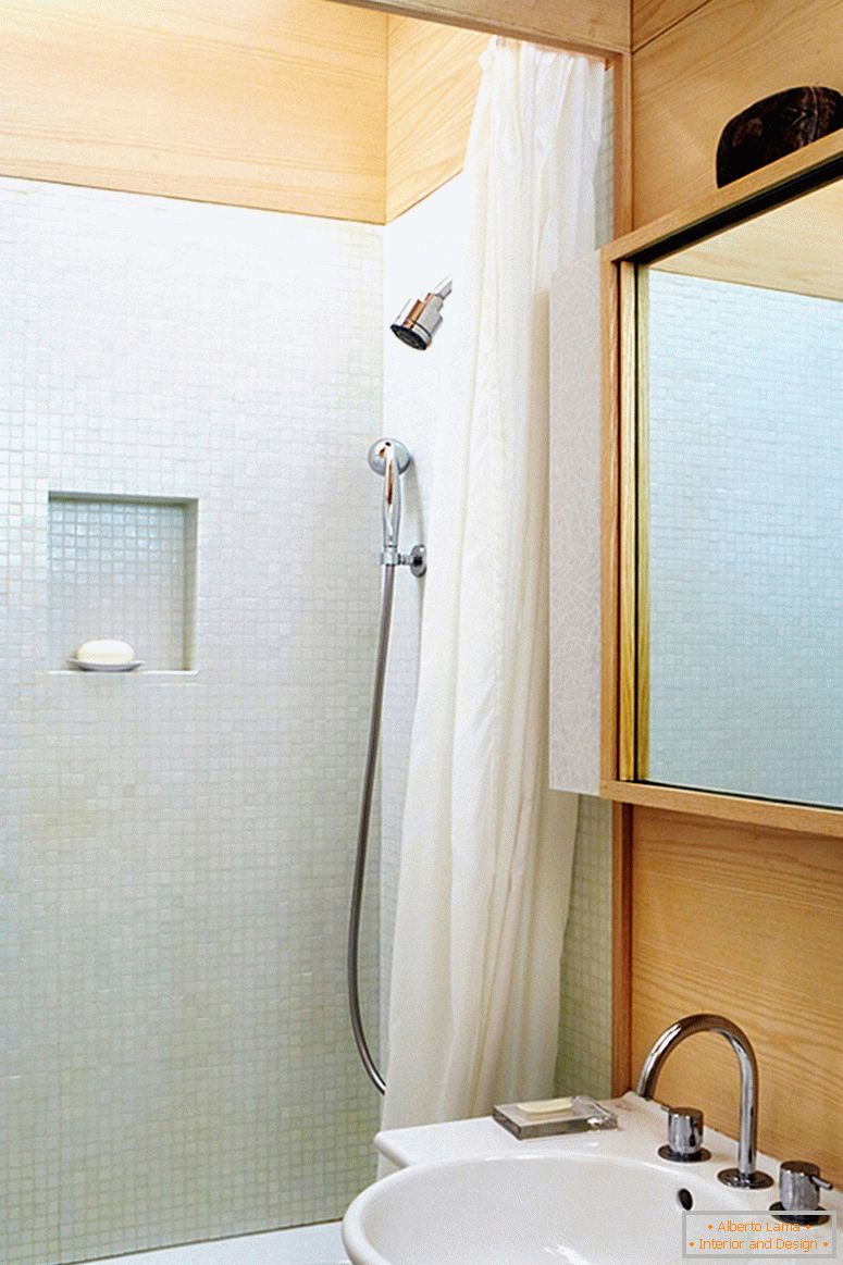 Badezimmer in einer kleinen zweistöckigen Wohnung