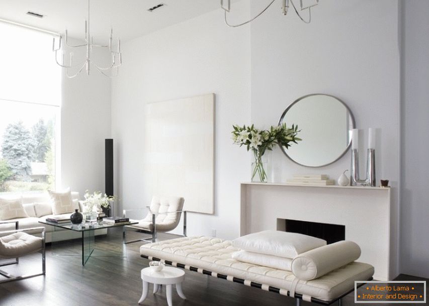 Lakonische und zurückhaltende Gestaltung des Wohnzimmers im minimalistischen Stil im Landhaus des berühmten französischen Künstlers.