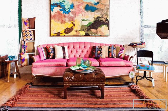 Gästezimmer im Haus einer kreativen Person. Der eklektische Stil ist ideal für ungewöhnliche Persönlichkeiten, die helle Farben lieben.