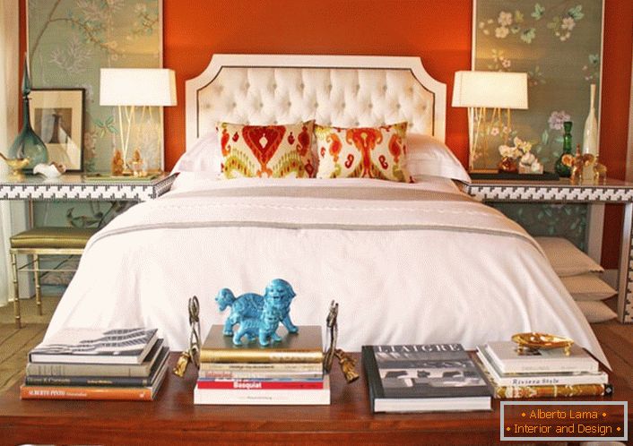 Helles Interieur im eklektischen Stil für ein Schlafzimmer. Dimensionales Grau im Finish wird erfolgreich mit einer kontrastierenden orange Farbe kombiniert.