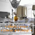 Transparente Stühle in der Küche