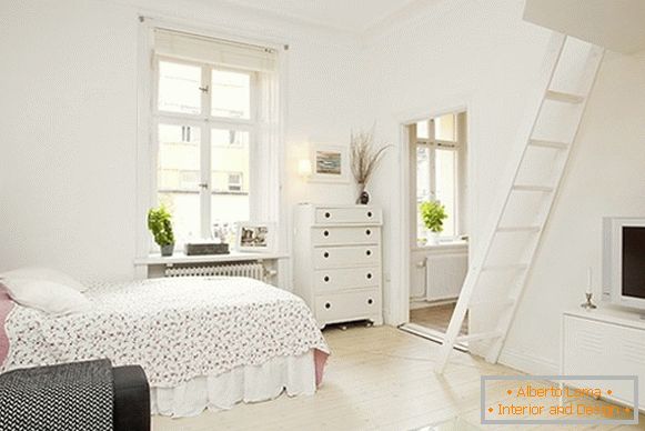 Innenraum einer bequemen Schlafzimmerwohnung in Schweden
