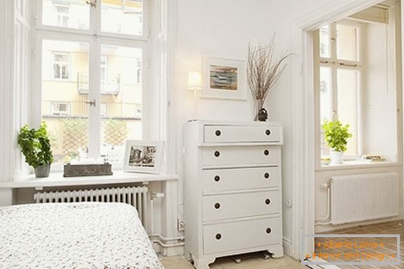 Innenraum einer bequemen Schlafzimmerwohnung in Schweden